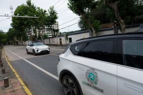 中国で無人タクシーの突然停車が相次ぎ交通混乱　システム障害か
