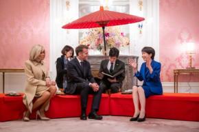 日仏首脳、非公開「花見」で親交深める　屋内でもムードたっぷり