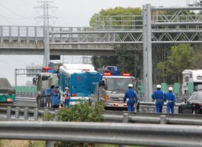 常磐道で奈良県警機動隊乗るバス横転 6日に天皇ご一家福島訪問