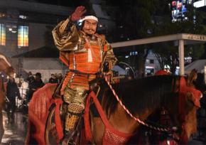信玄公祭りに市川右団次さん親子 武者行列1000人超と練り歩き