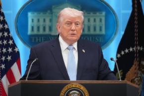 トランプ氏が記者会見、イランを「一晩で破壊できる」と脅し