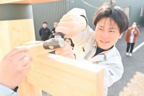 熊本地震で被災の神社 宮大工目指す10代3人、1年かけ再建