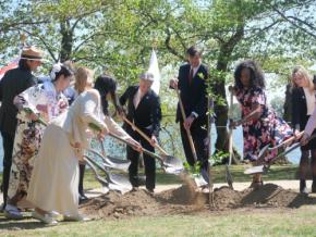 ワシントンで桜の植樹式　建国250年を記念して日本政府が贈呈