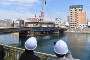 長崎街道の起点・常盤橋、橋桁撤去進む 検討会メンバーらが見学