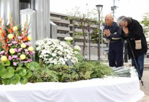 「毎日が必死だった」献花台に遺族ら 熊本地震から10年 益城