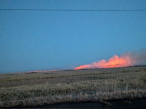 根室草地の火災、広範囲に延焼　自衛隊ヘリなど、17日も消火へ