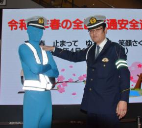 京都府警に「青切符マン」誕生　発案者・オールバック警官の思い