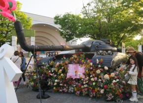 「平和へアクション」花咲く戦車のオブジェ登場　アースデイ東京