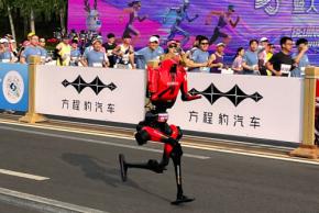 優勝「者」は世界記録超え 北京で人型ロボットがマラソン大会