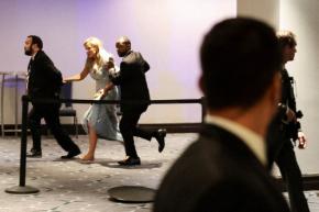 容疑者は「複数の武器で武装」 トランプ氏会見 夕食会で発砲