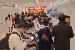 「寝そべる」若者は反中勢力の洗脳　悲観論封じる中国の「主張」