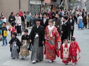 「幸せいっぱい」能登被災地で「花嫁道中」　出会いはウクライナ
