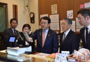 税率変更に早期対応のスマートレジ　体験の赤沢氏は「期待大」
