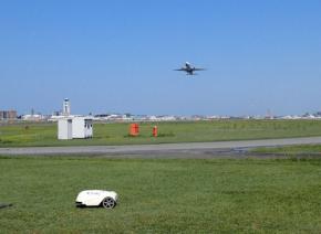 草刈りロボ「クロノスくん」、福岡空港でお仕事 雨でも休まず