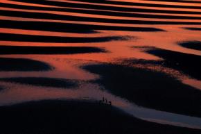 赤い海と波打つ砂紋 潮流と風が生み出す絶景 熊本・宇土