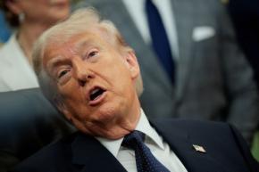 トランプ氏、脱出支援の一時停止を表明　ホルムズ海峡の停留船