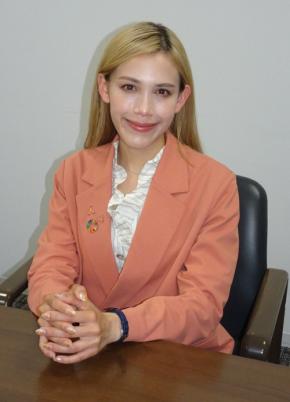 父に包丁でたたかれ…暴力受けたタレント、知ってほしい「189」