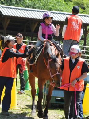 人馬ともに心静かに… 元競走馬とセラピー体験 愛媛・今治