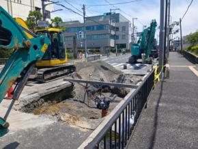 幹線道路が陥没、3メートル四方の穴　けが人なし　大阪・摂津