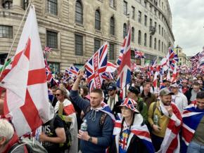 移民排斥と親パレスチナ、6万人が同時デモ　英国の分断あらわに