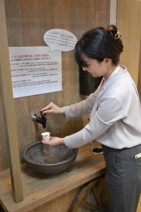 帰ってきた「うどんだし蛇口」　熱々いりこだしに舌鼓　高松空港