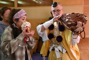 本物の山伏が手ほどき 奈良国立博物館で「ほら貝」の吹奏体験