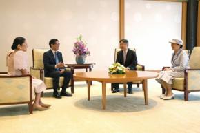 両陛下に「ハロハロ」のグラス　比大統領夫妻からプレゼント