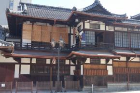 湯上がりに初夏の風を　道後温泉本館で「すだれかけ」　愛媛