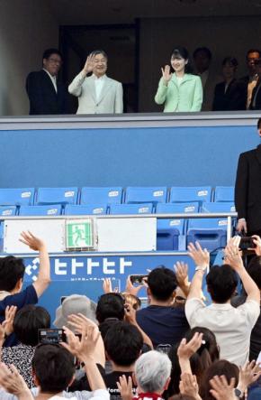 天皇陛下と愛子さま、神宮球場で早慶戦を観戦　東京六大学野球