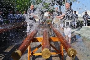 博多祇園山笠、舁き棒を海水で清め　神事「棒洗い」始まる