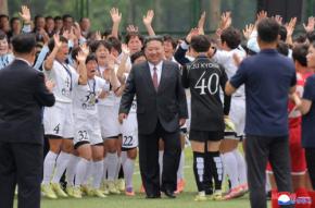サッカー女子アジア大会　優勝の選手たちを金正恩氏が祝福