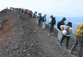 浅間山にハイカーの列　登山規制、3年2カ月ぶり緩和で