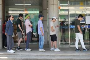 投票用紙不足で混乱、投票延長　韓国統一地方選　高い投票率で