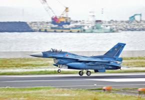 空自、北九州空港で3回目のF2戦闘機訓練　市民団体が抗議