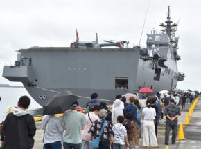 海自護衛艦「ひゅうが」、高知新港で一般公開　家族連れらが見学