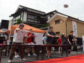 宙に舞うソウルフード　広島・府中焼きのレプリカ飛ばす世界大会