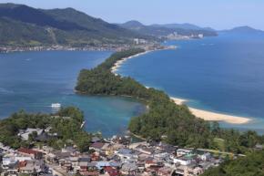 日本三景・天橋立にクマ　泳ぎ逃げるも麻酔銃で捕獲　けが人なし