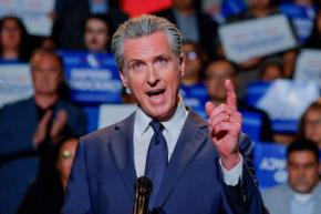 米大統領選検討の州知事「トランプ氏、私と妻の捜査を指示」