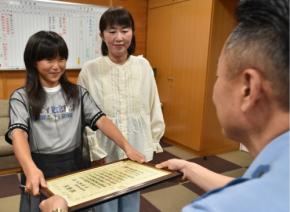 「勇気出してよかった」行方不明の高齢者発見、小5女児に感謝状