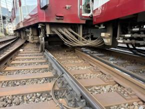 近鉄京都駅の脱線事故、復旧のめど立たず 2、3両目が脱線