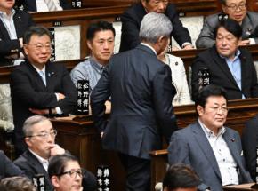 自民・岩屋前外相が採決前に退席、棄権　国旗損壊罪法案