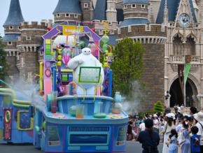 観客ずぶぬれのパレードも　TDRで2日から「サマー・クールオフ」