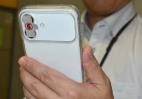 緊急時はどう対応?　教員盗撮対策で広がるスマホ持ち込み禁止