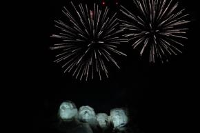 米建国250年、ラシュモア山で花火大会　先住民「偽善」と批判