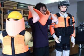 クマから身を守る防護セット 「包丁突き抜けない」既存品を改良
