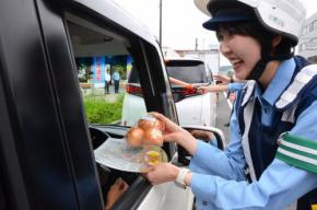 飲酒運転防止へ署員がタマネギ配布も 多摩中央署「やさい運転」