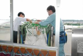 学校で火災…救助袋使って避難 茨城で研修会、北区では使われず