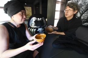 寺で「味わう陶芸展」　青木良太さんの作品を五感で　三重