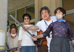 地域ぐるみでサル追い払い対策　ロケット花火の発射台製作も