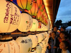 夏の夜照らすちょうちん1100個超　子供たちが願い込め　山形